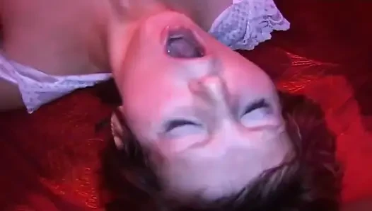 Sıska esmer hatun yumrukla derinden sikiliyor ve geniş genişliyor