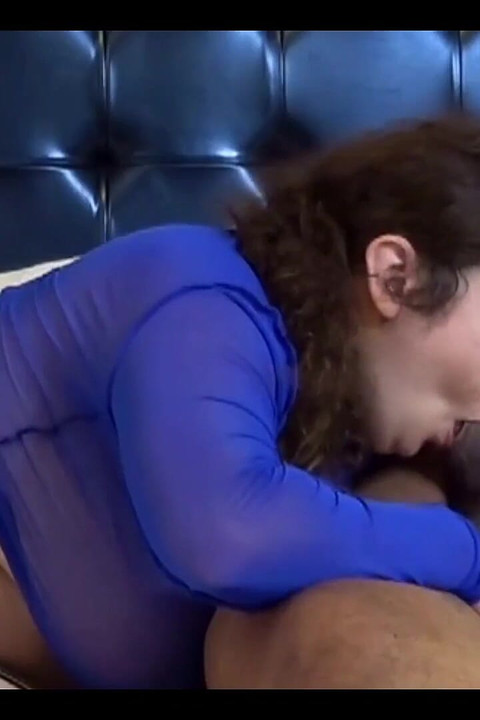 Une MILF arabe au haut bleu à gros nichons se fait baiser par un black avec Artimesia