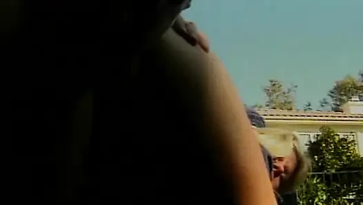 Sexy blondine leckt das sperma-ab-schwanz nach intensivem outdoor-fick