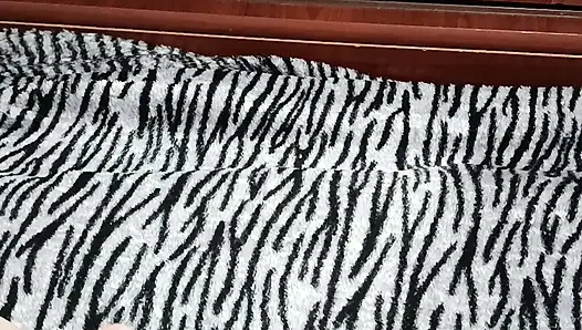 Selbstgedrehte Masturbation Vor Dem Spiegel, Ohne Ihr Höschen Ausziehen