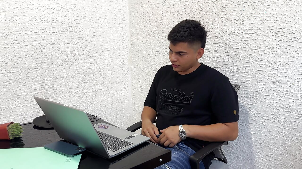 Sluškinju jebe njen tamnokosa šefica sa ogromnim penisom dok je on hvata kako masturbira u njegovoj kancelariji. DOMAЖI