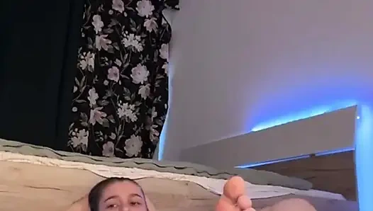 Мастурбация дилдо в домашнем видео