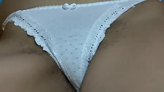 Üvey annem beni mastürbasyon yaparken ve kıllı amıyla boşalırken izlemekten mutlu.