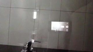 Masturbándose y corriéndose bajo la ducha (1)
