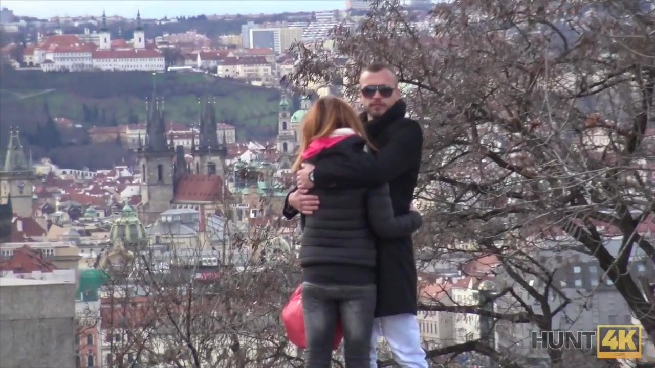 Un băiat supărat îl urmărește pe iubita curvă înșelându-l cu un străin
