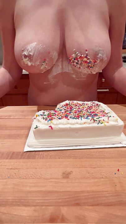 Macocha rujnuje tort urodzinowy swoimi wielkimi piersiami