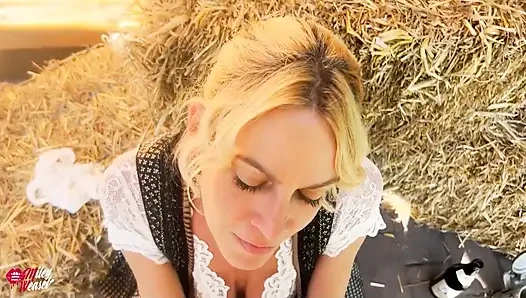 Dirndl'deki Sıcak Sarışın Kız Tüm Delikleri Siktiriyor