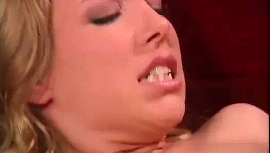 Junge Heiße Brünette Bringt Eine Heiße Blonde MILF Zum Kommen