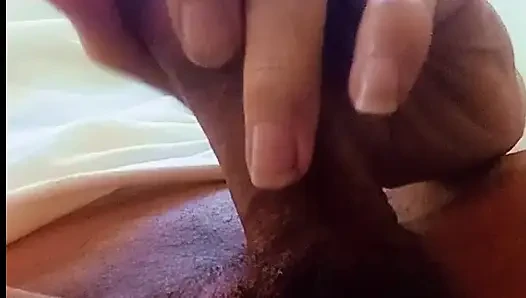 Kesinlikle lezzetli bir orgazm, sıkı küçük götümün ilk kez tıkanmış olduğunu hissediyorum.