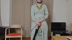 Japoński crossdresser wytryski, gdy jest podekscytowany genitaliami dotkniętymi długą sukienką.