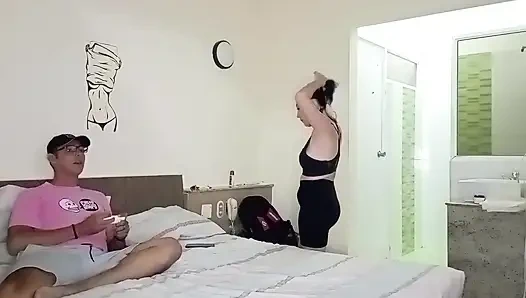 Die dumme meines besten freundes zeigte mir seinen riesigen schwanz und ich fickte ihn