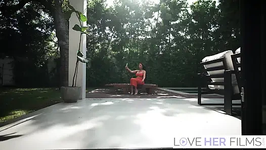 Грудастой милфе Savanah Storm поклонялись и трахнули