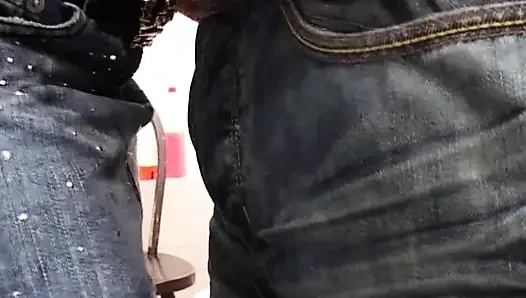 Tante sange menggoda cowok gagah ini untuk dientot habis-habisan di kamar mandi