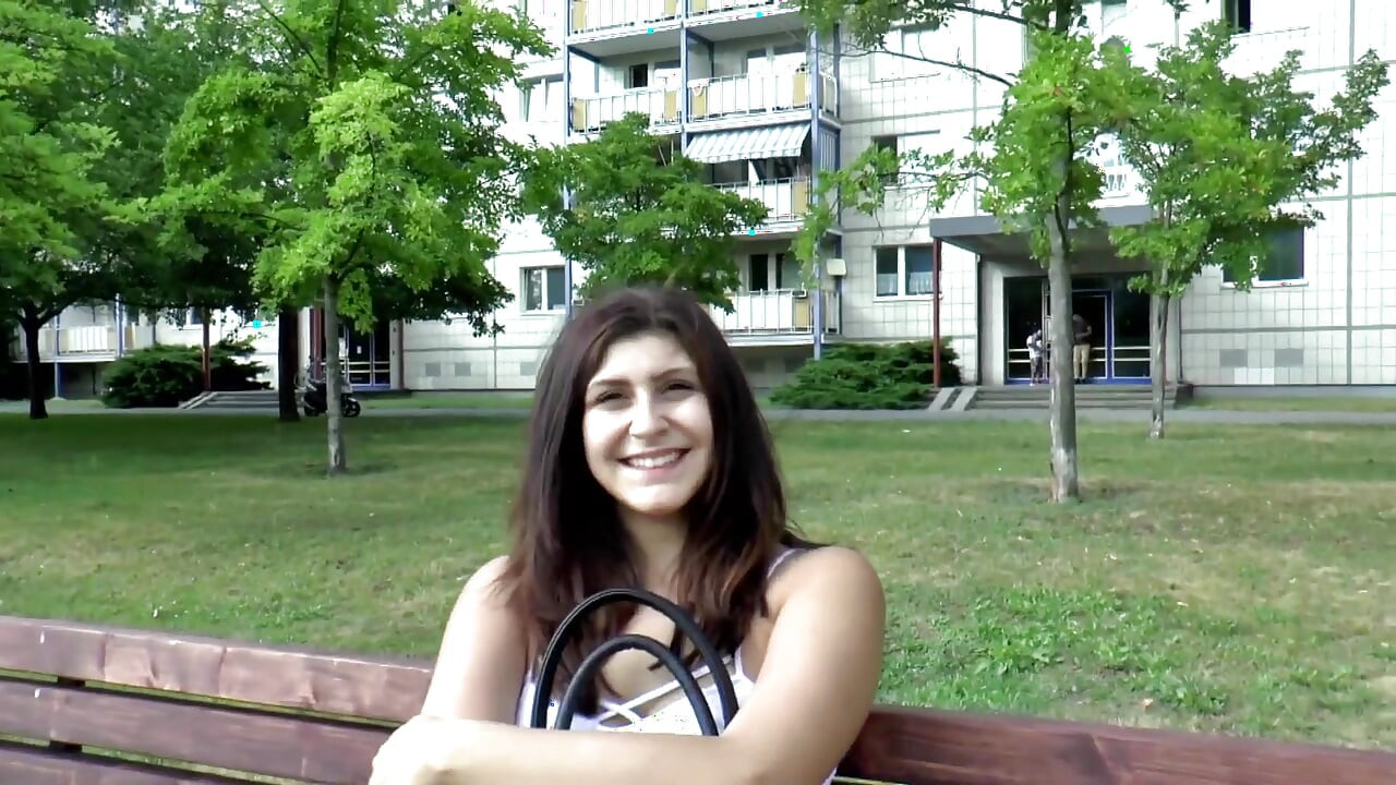 Divna brineta velikih sisa poprskana po njenim grudima