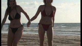 Vreemdeling opgepikt door een milf op het strand