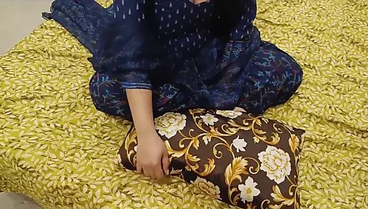 18 yers yaşlı hizmetçi erkek arkadaşıyla ilk kez anal sikişiyor ve net Hintçe seste ağzına yarak emiyor