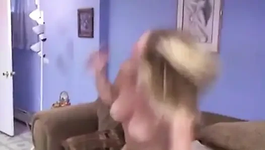 Blondes amateur-ponny reitet dicken schwanz und bekommt etwas skunk auf ihren bauch