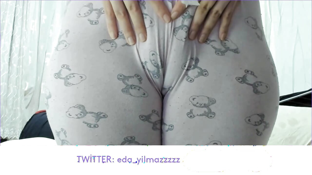 CAMELTOE- MASTURBATE WITH PAJAMAS- RUBBING PUSSY WITH PAJAMAS