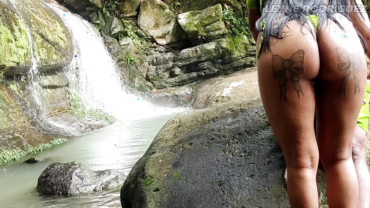Prinsă în aer liber! Compilație uriașă de amatori cu această minionă latino sexy care face sex în public