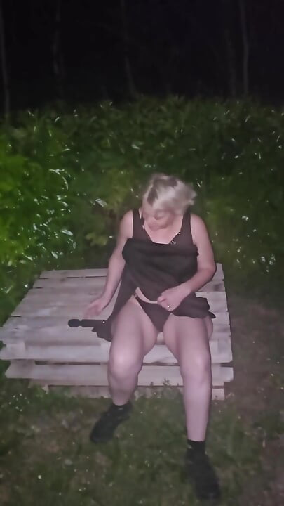 Šuká mi kundičku a zadek venku na pádle