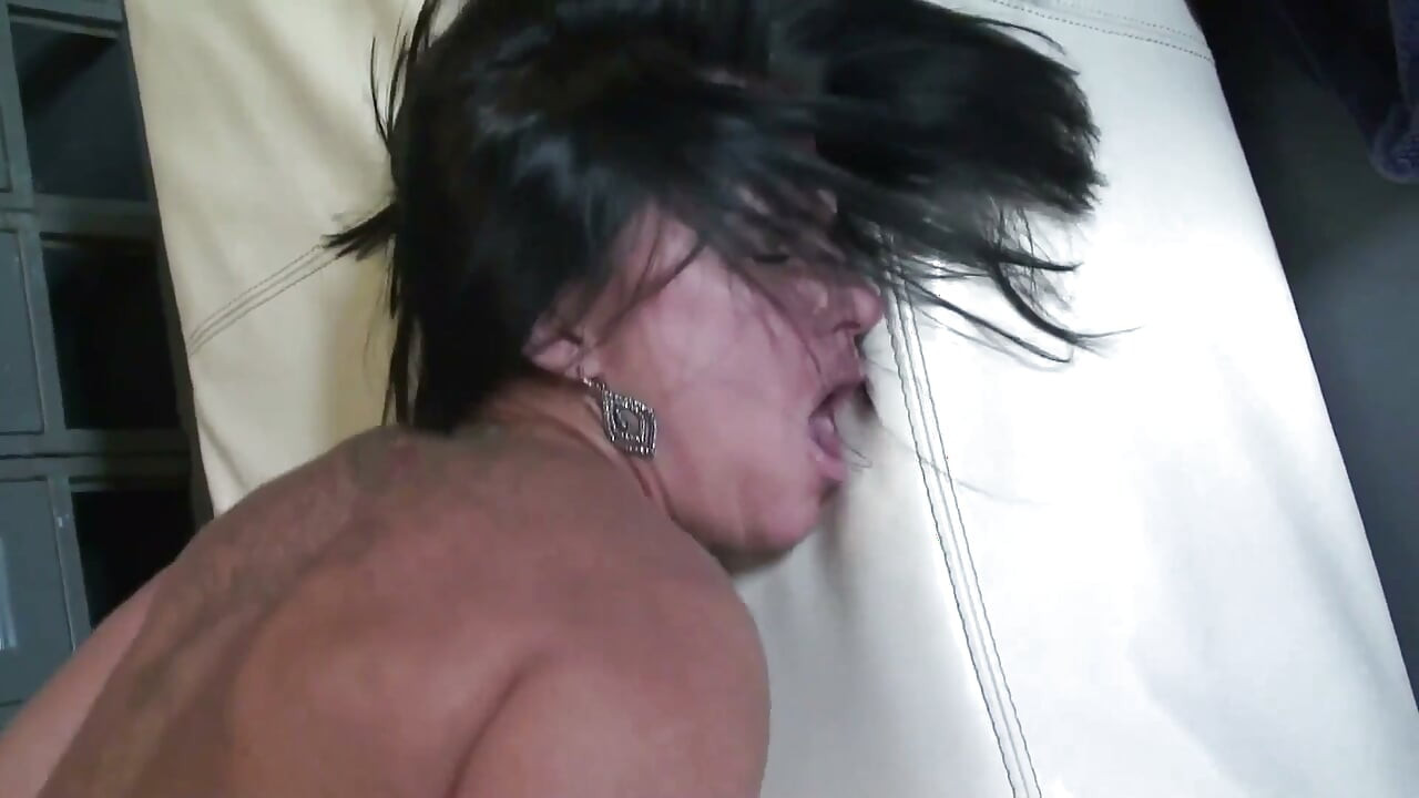 라커룸에서 그는 나를 존나게 따먹어