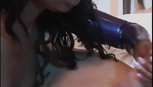 Zenci fahişe söz sapık mor kıyafetle üçlü sekste sikiliyor