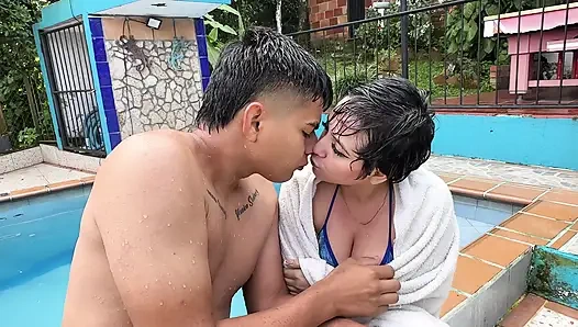 Я помогаю моей сексуальной сводной сестре с большой задницей, чтобы она не в бассейне в обмен на это она позволяет мне трахнуть ее тугую задницу жестко