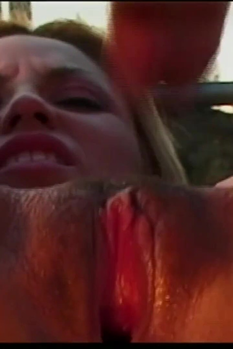 Une jeune femme innocente débordée par le léchage de chatte, elle était tellement heureuse qu’elle a fini par baiser