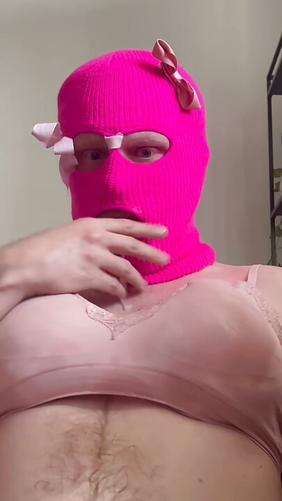 Eerste video - travestiet deepthroats dubbele dildo ze kokhalst en kwijlt veel