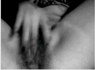 Une fille au corps magnifique se doigte la chatte devant la webcam