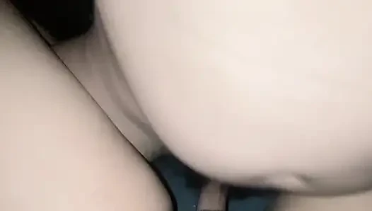 Eine pralle muschi ficken, während sie einen blowjob bekommen, fühlt es sich so gut an meinem schwanz an.