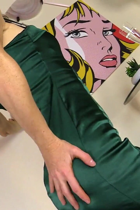 Sexy MILF please her feet with water