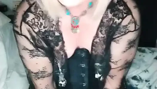 Siyahlı kadın