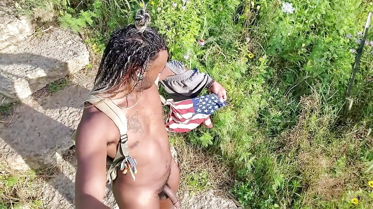 Kennie Jai नदी के किनारे पार्क में वीर्य से नग्न होकर चलती है!