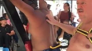 Marcus açoita durante feira de folsom em 2017