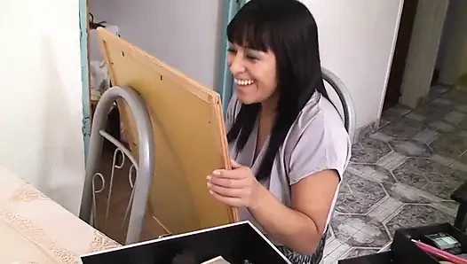 Brünette brünette MILF latina lutscht gerne schwanz, während ihr fieser amateur-typ sie filmt