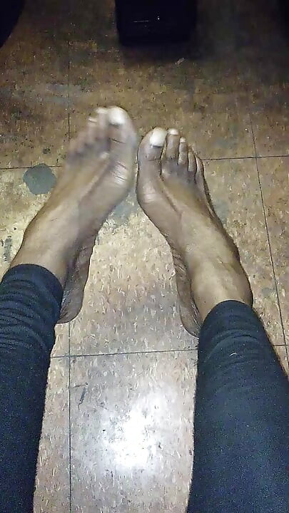 Would you jackoff on my pretty feet? Foot fetish