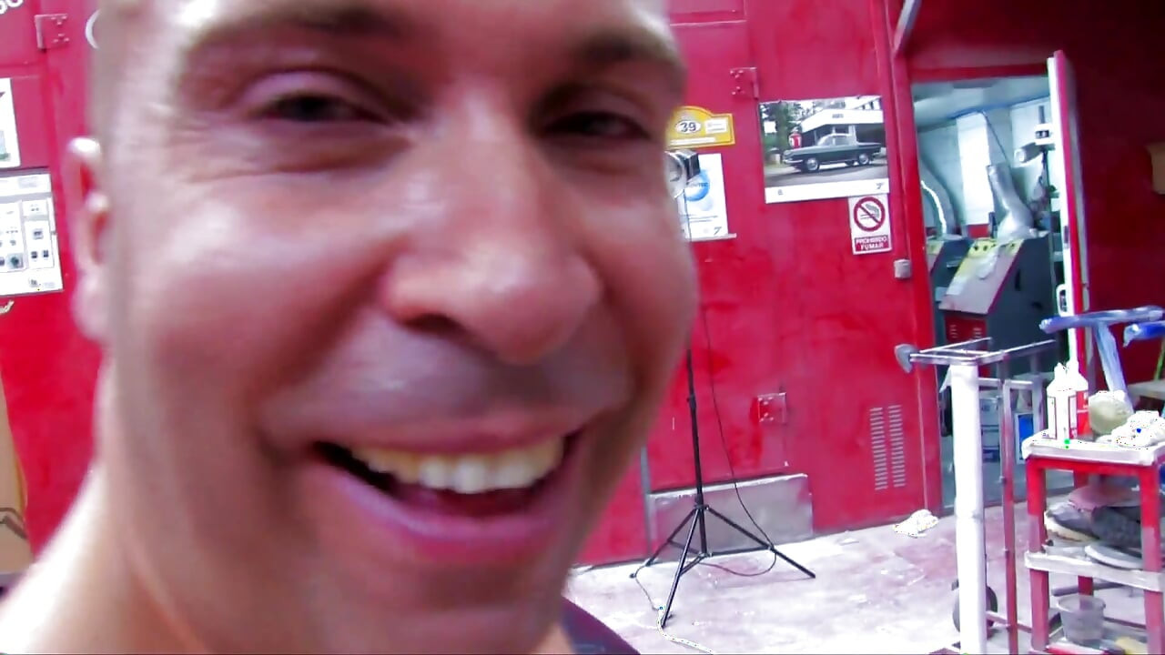 Dvije seksi kurve jebu u garaži grubi mehaničari