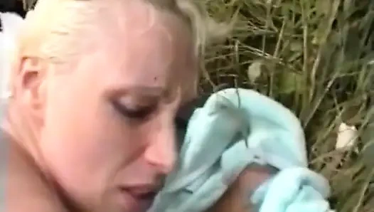 Трио на природе для красивой блондинки.