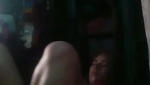 Пара развлекается в темноте в любительском видео