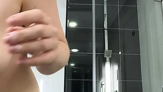 Genç sarışın yutkunuyor