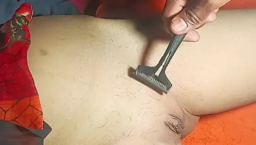 Desi India zaara bhabhi ingin mencukur memek berbulu jadi aku mencoba