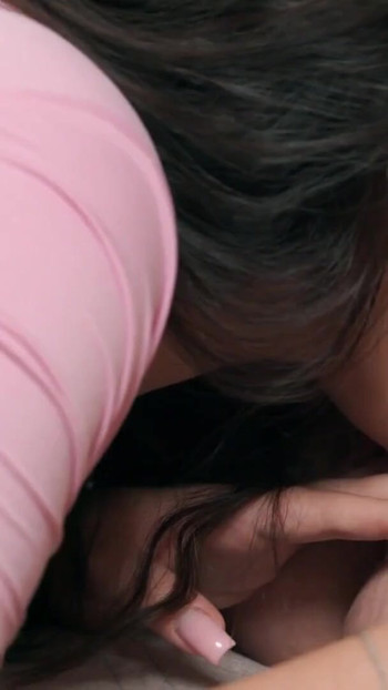 لحظة عاطفية من "MATURE4K. الجيران يستمتعون ويمارسون الجنس مع أحمر الشعر الناضج في الثلاثي "