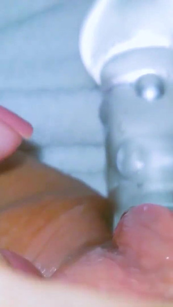 Must-share moment od "Používám skleněný DILDO pro svou kundičku poprvé stříkat"