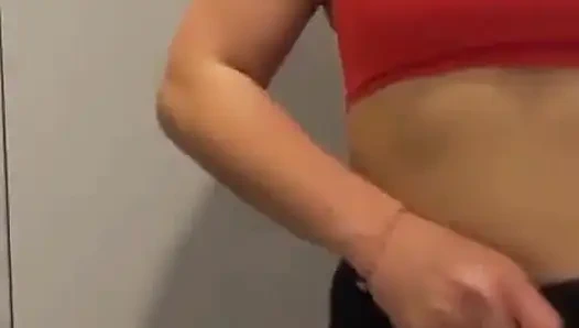 Ich masturbiere im Fitnessstudio, ich wärme mich mitten in einer Reihe von Gewichten auf