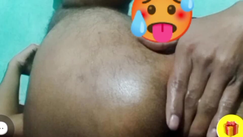 Ye apne gand me kya daal raha hai 😯 video call me