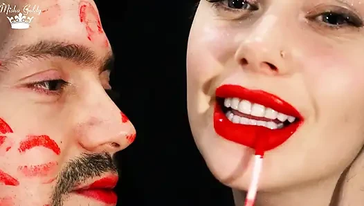 Alex melumuri wajah dengan ciuman lipstik merah
