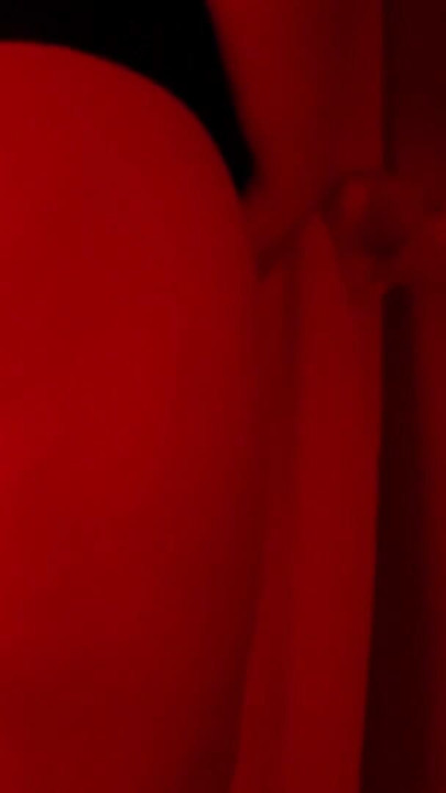 Glory Hole u disko toaletu, pušim strancu | Klip 3