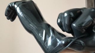 Черные латексные перчатки крупным планом ASMR