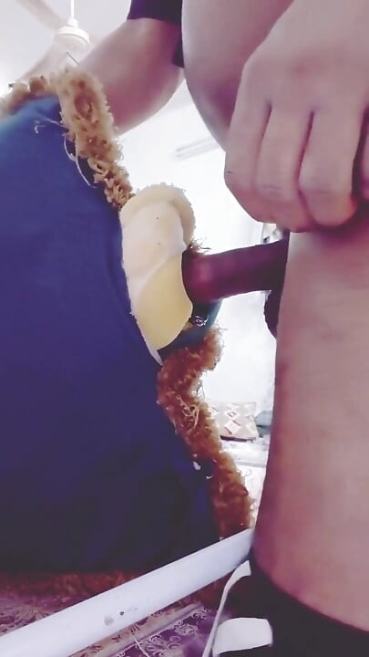 Темний хлопець в кімнаті соло іграшка секс ванна кімната